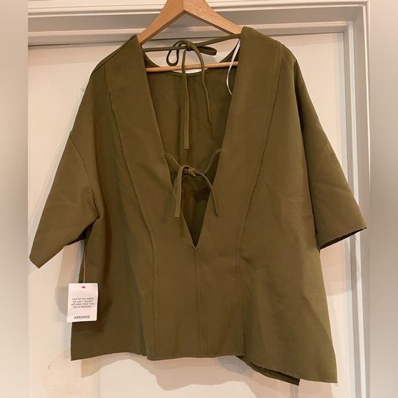 Arrange by ASOS boxy seamed Chic Olive Green Women's Top with black tie detail - Picture 4 of 8